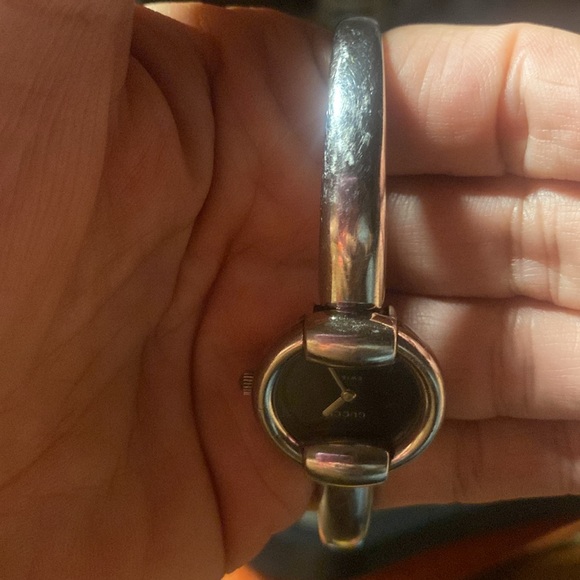 ♥️ (SOLD) ♥️ Women’s Gucci Watch Silver and Black 1400 L - Picture 7 of 15